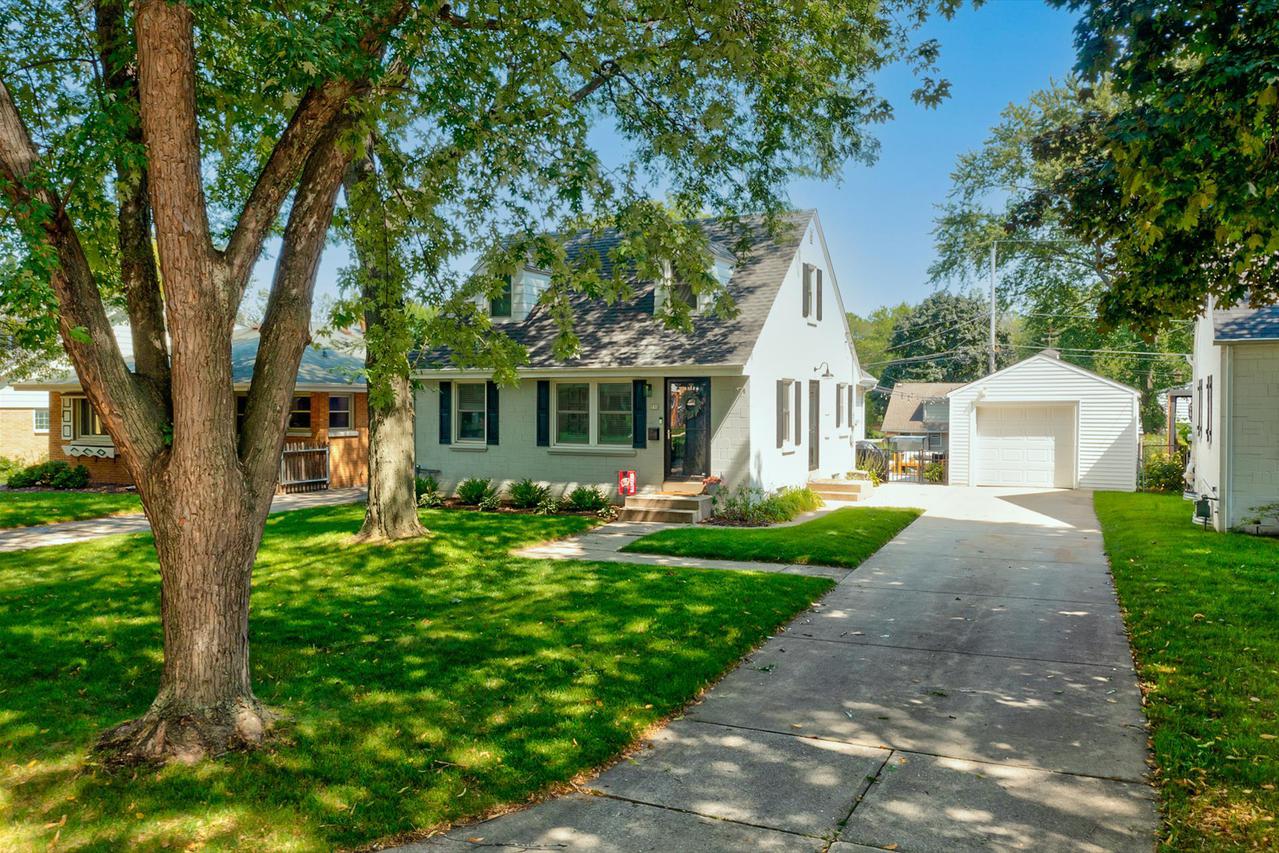 550 N 104th St., Wauwatosa, WI 53226