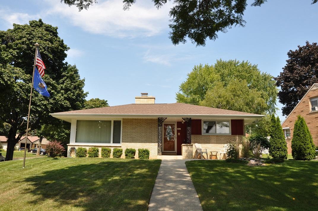 2945 S Cleveland Park Dr., West Allis, WI 53219