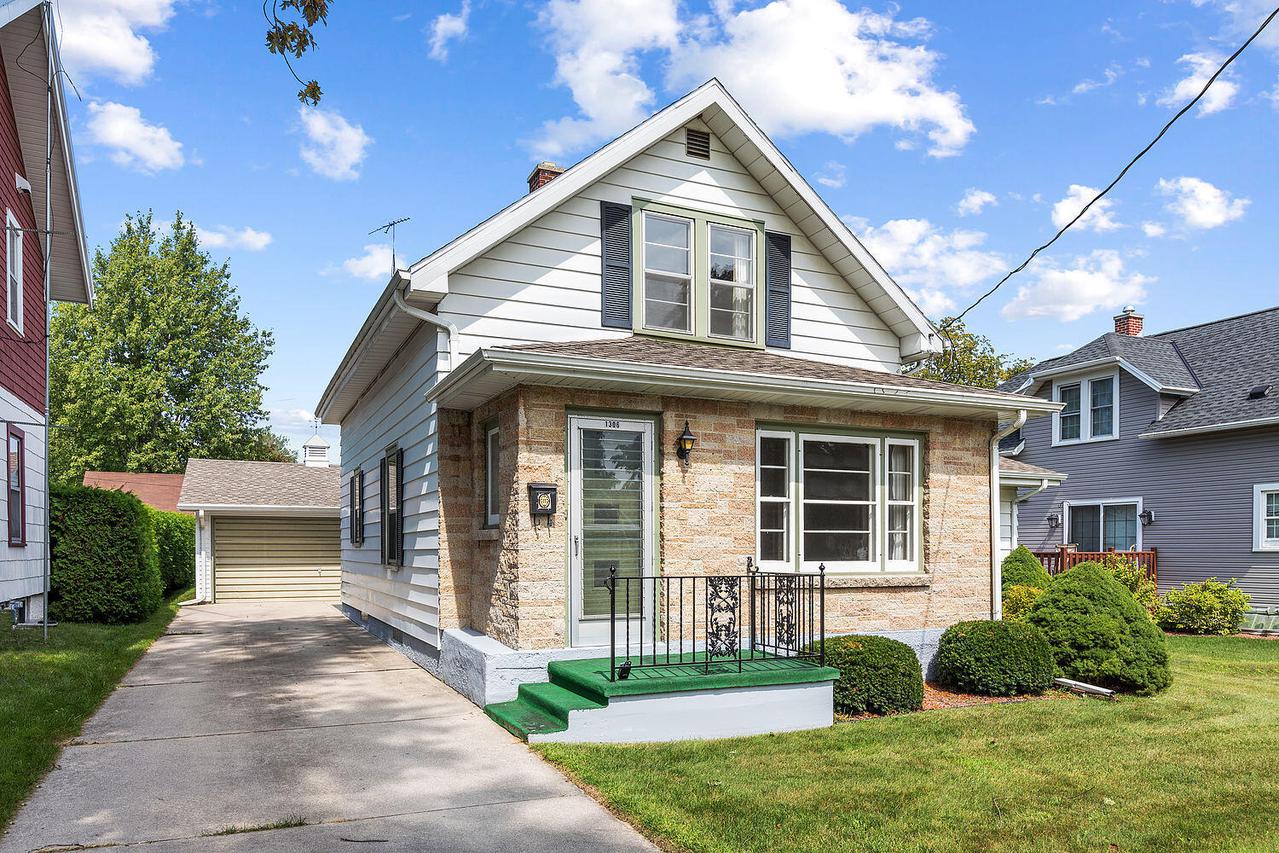 1306 Philippen St., Manitowoc, WI 54220