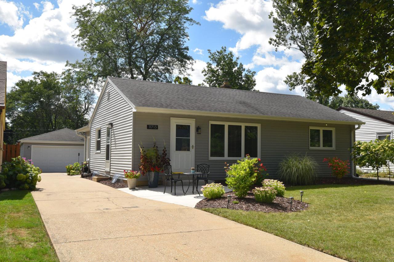11713 W Oxford Pl, Wauwatosa, WI 53226