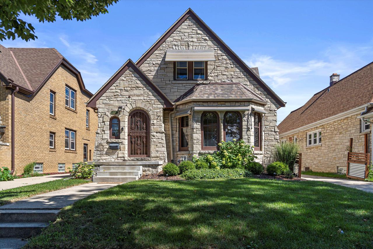 2618 N 62nd St, Wauwatosa, WI 53213