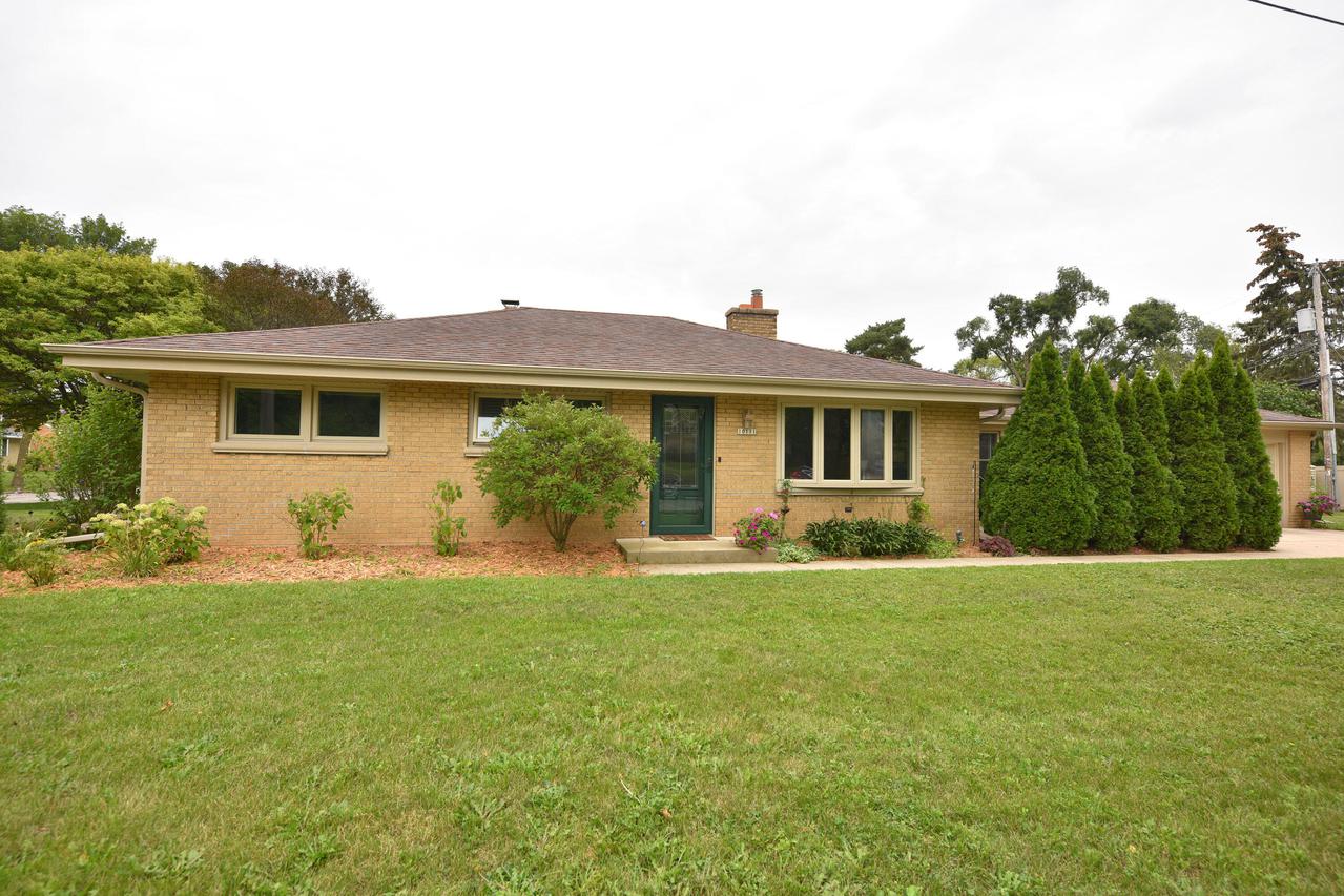 10111 W Melvina St, Wauwatosa, WI 53222