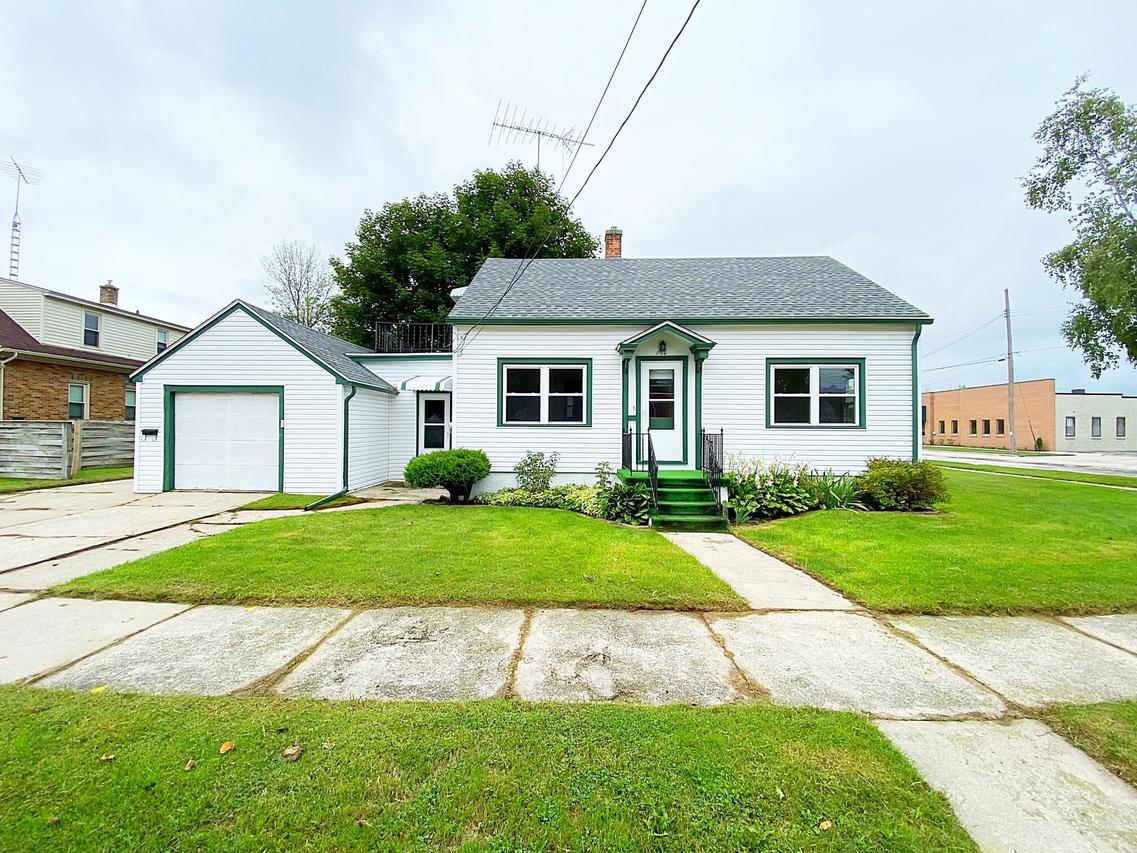 704 S 28th St., Manitowoc, WI 54220