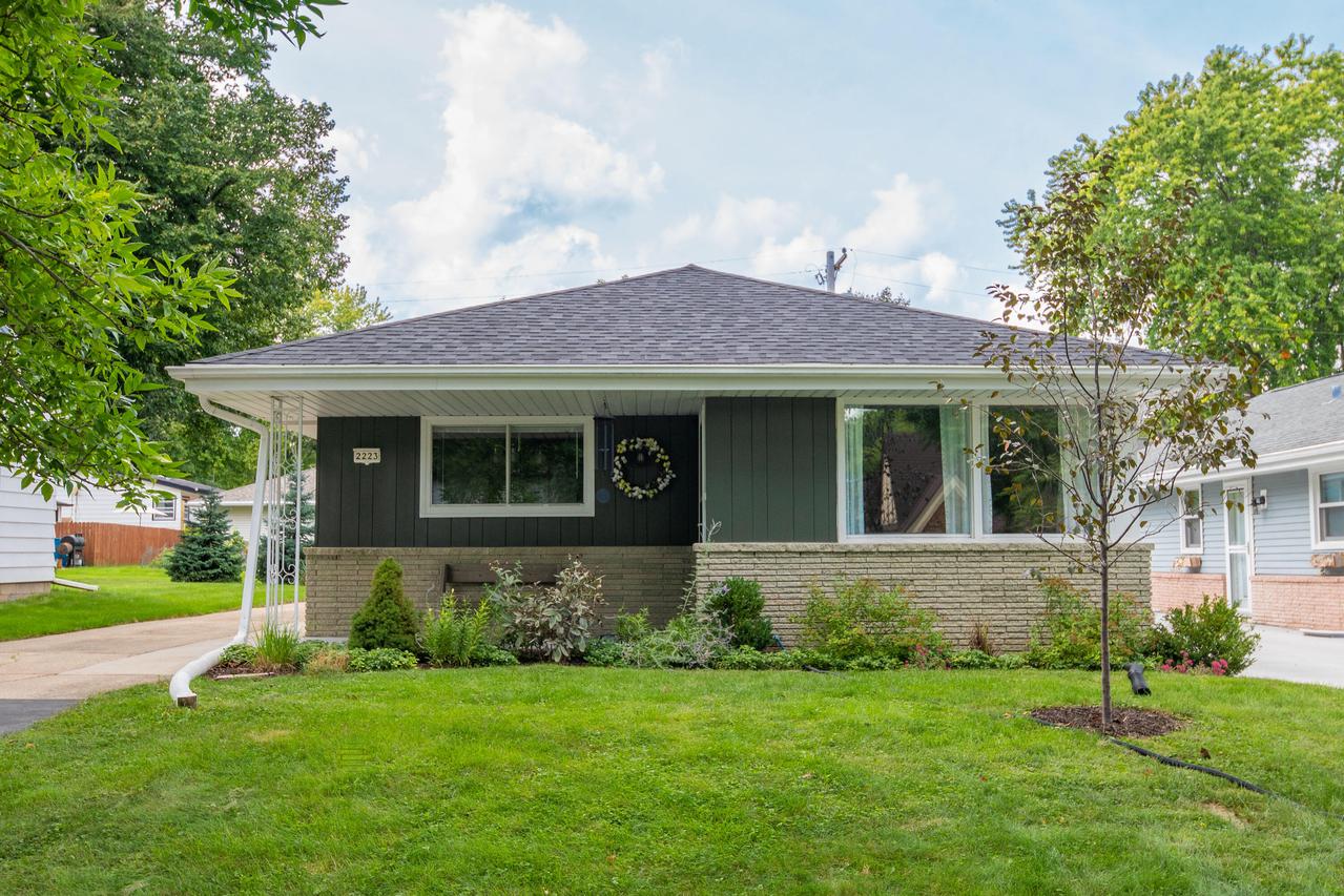 2223 N 115th St., Wauwatosa, WI 53226