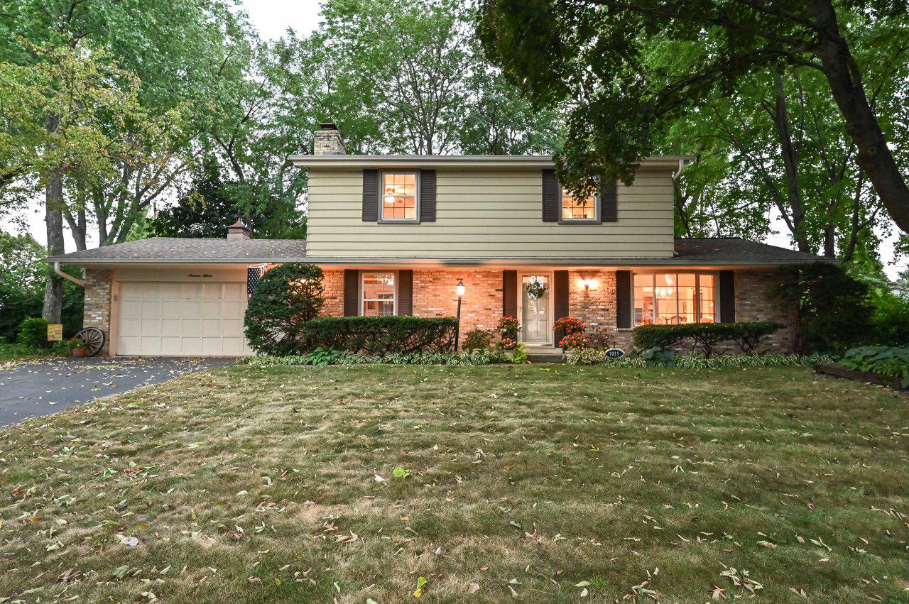 1915 Ruben Dr, Waukesha, WI 53186