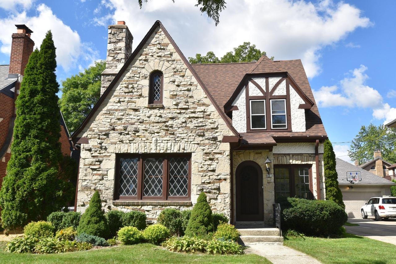 621 N 70th St, Wauwatosa, WI 53213