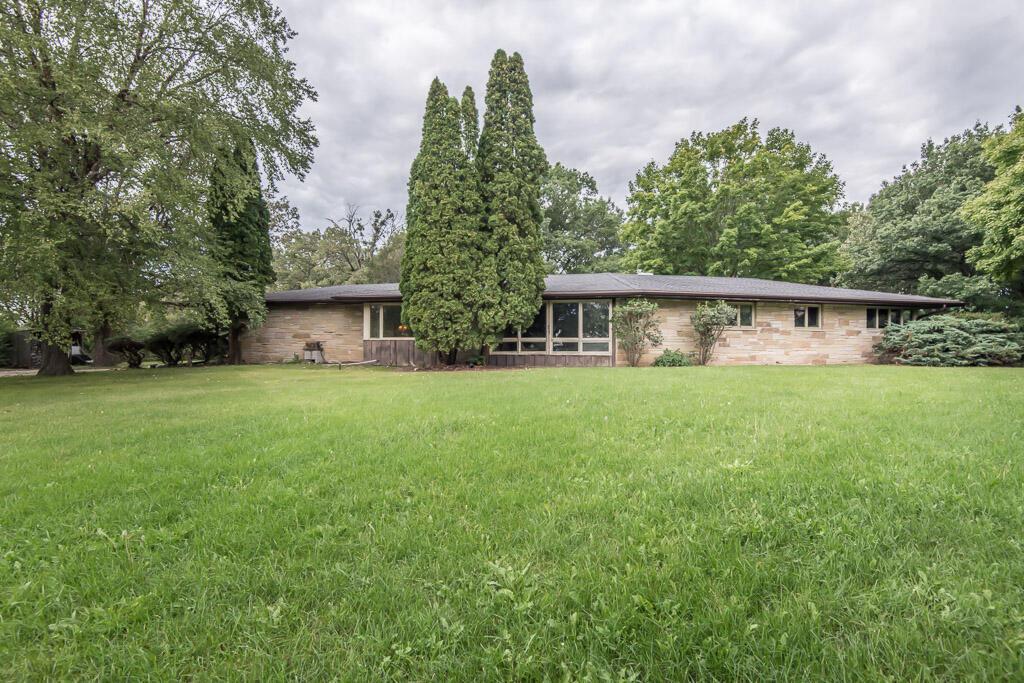 S95W23100 Silver Crest Dr, Vernon, WI 53103