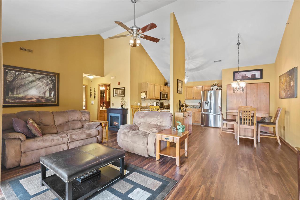 14942 W Arrowhead Ln, New Berlin, WI 53151