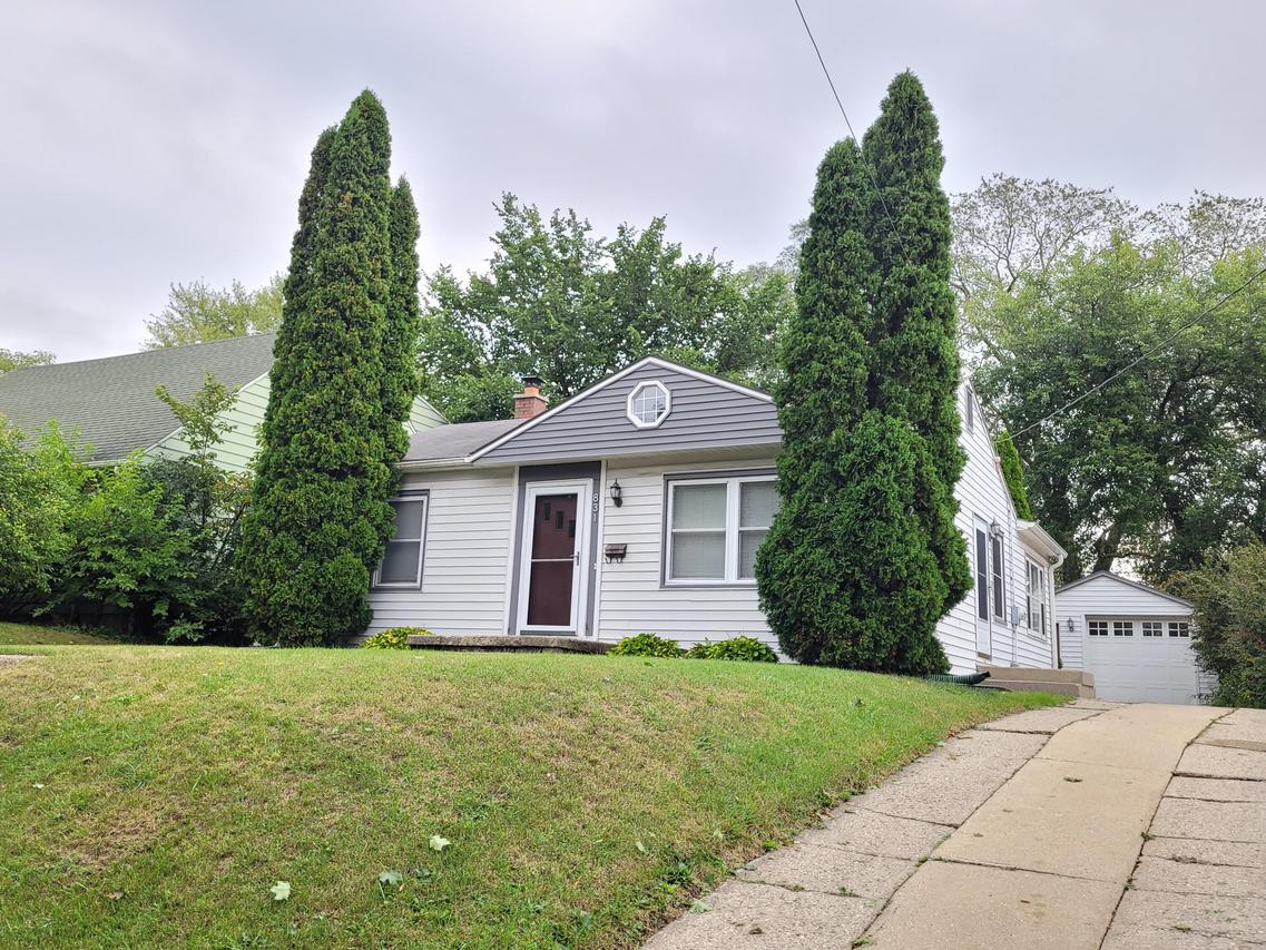 831 N Greenfield Ave, Waukesha, WI 53186