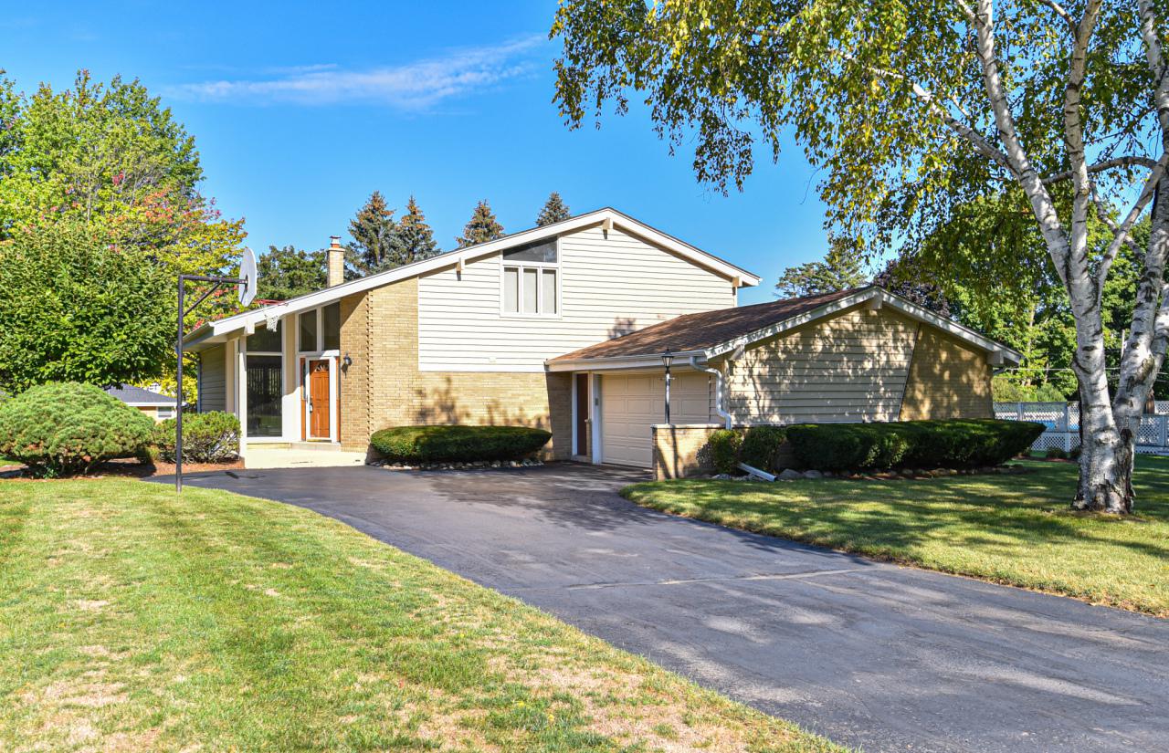 5795 S Dunvegan Dr., New Berlin, WI 53146