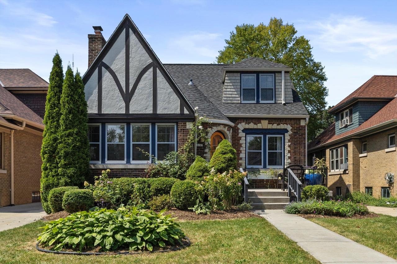 4243 N Larkin St, Shorewood, WI 53211