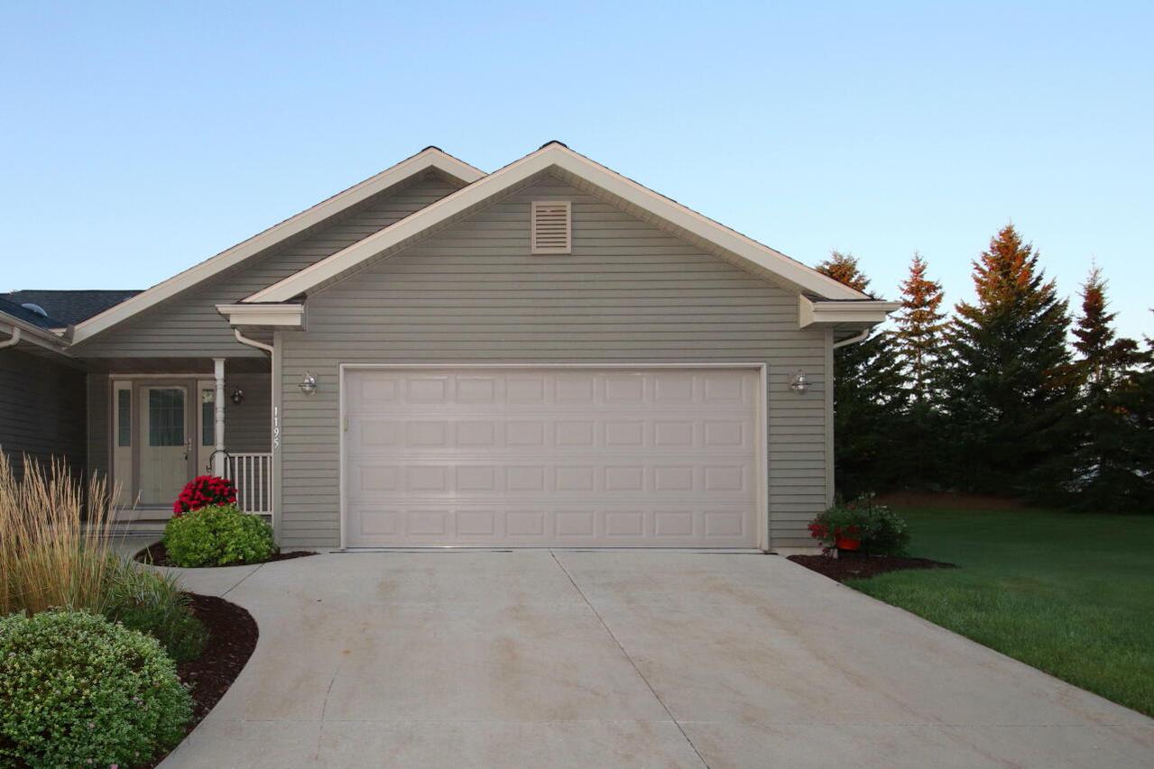 1195 Robins Nest Ln, New Holstein, WI 53061