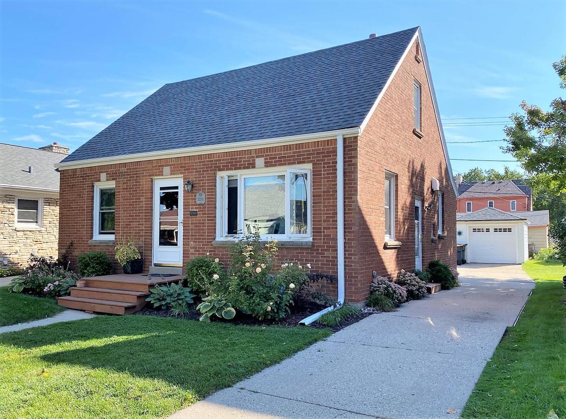 2330 S 82nd St, West Allis, WI 53219