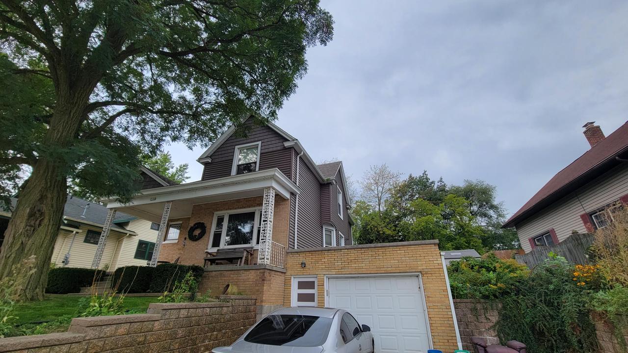 2106 S 10th St, Manitowoc, WI 54220