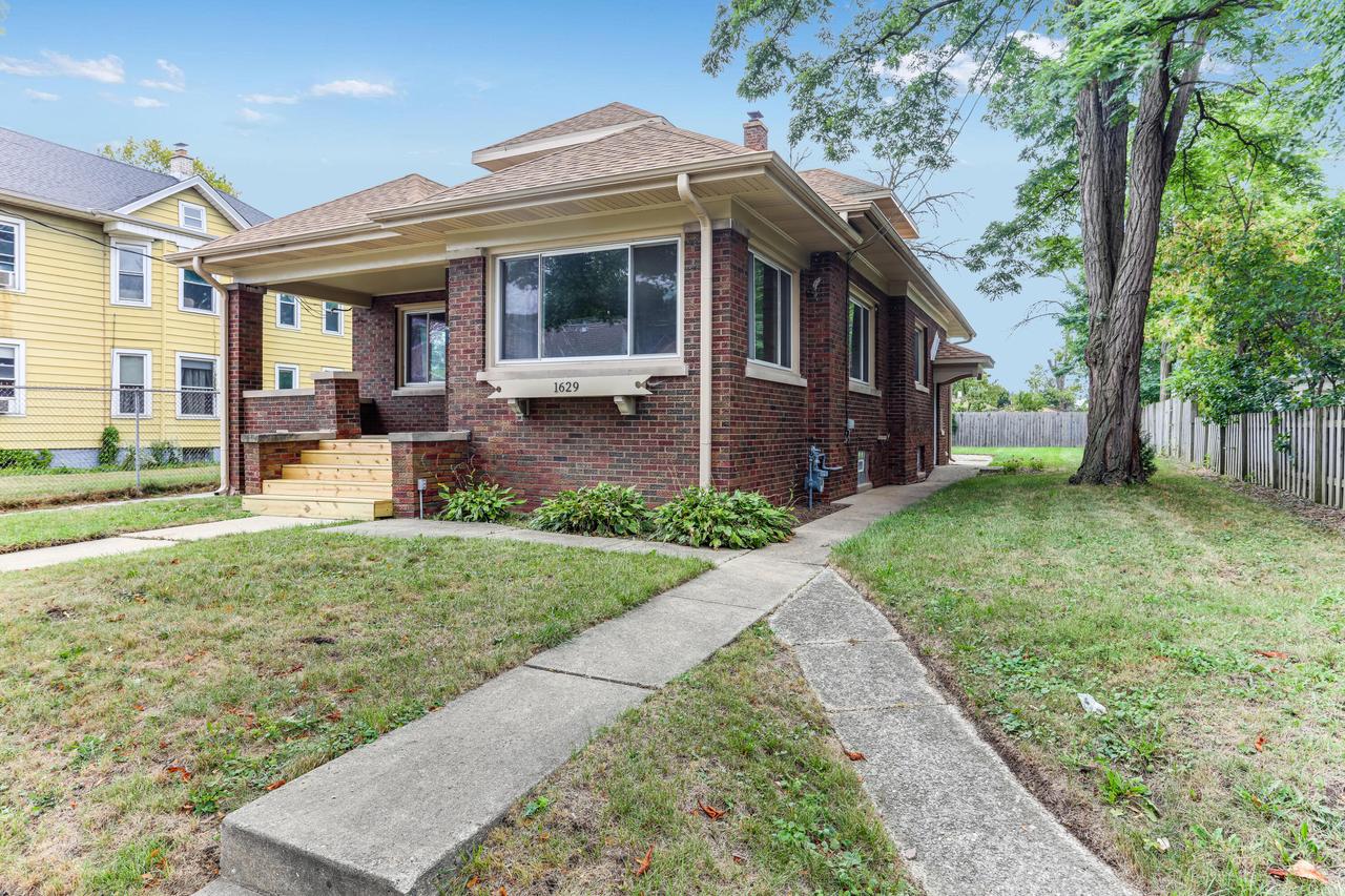 1629 Charles St, Racine, WI 53404