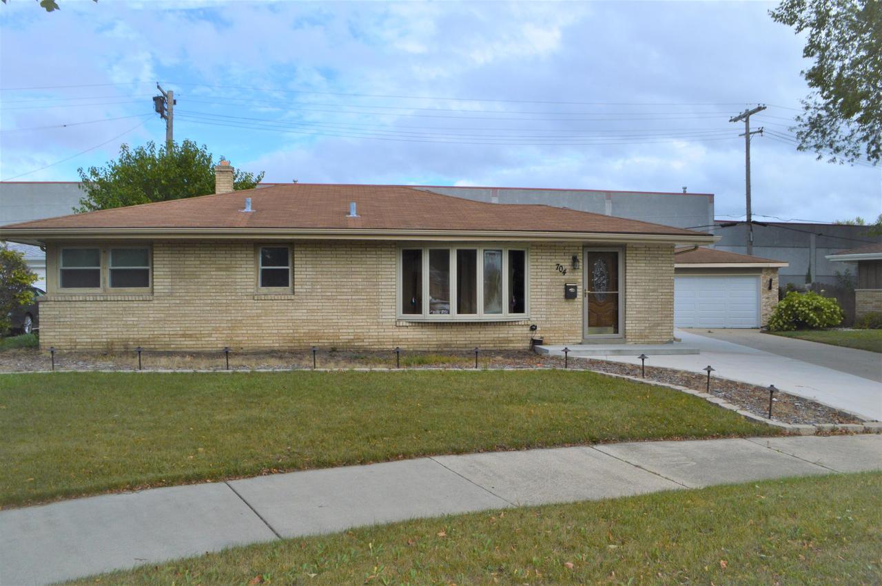 704 Coronada Dr, Racine, WI 53402