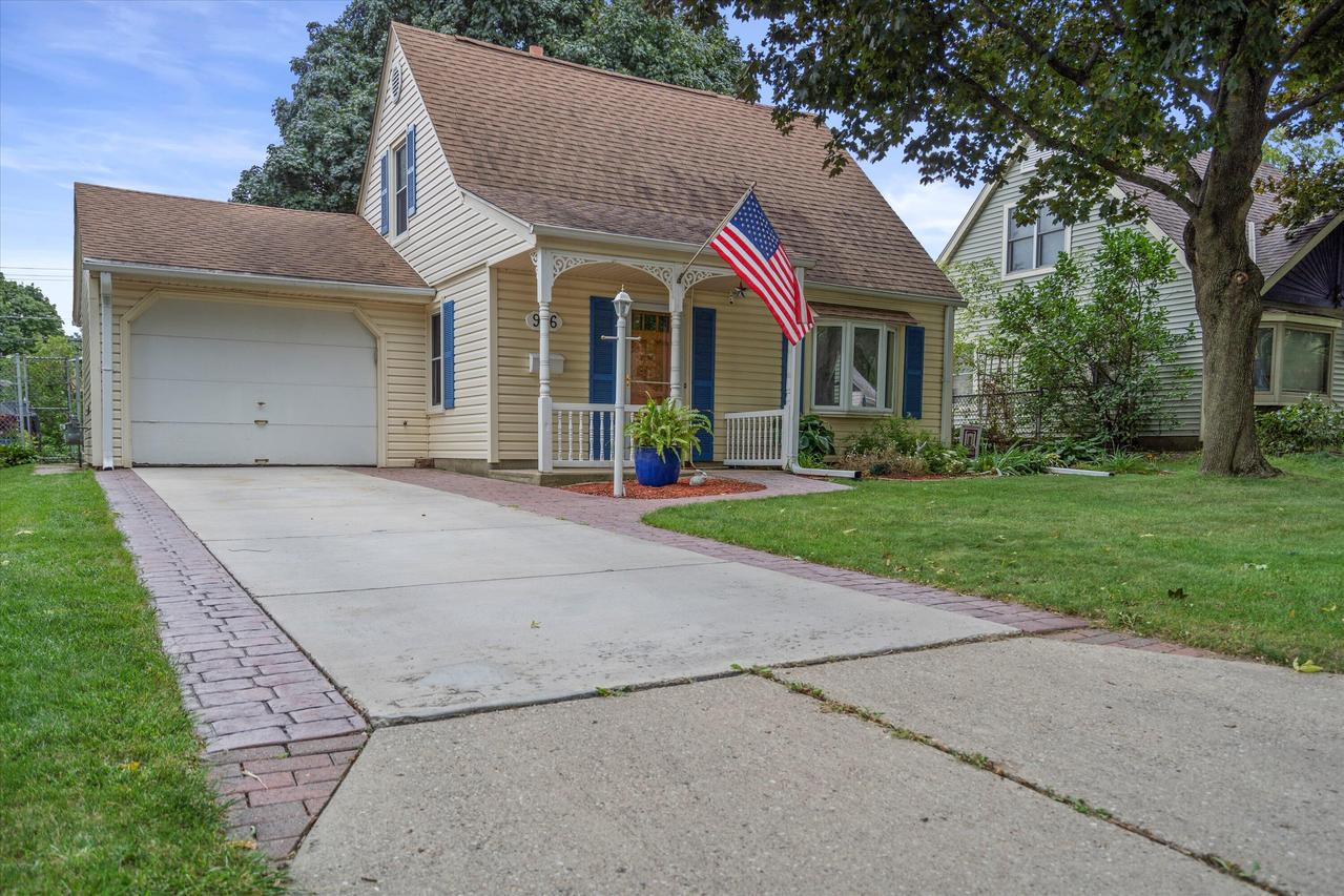 926 S 103rd St, West Allis, WI 53214