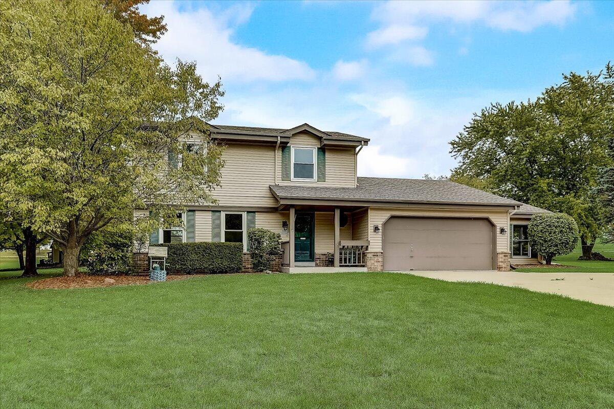 W282N6588 Irving Pl, Merton, WI 53029