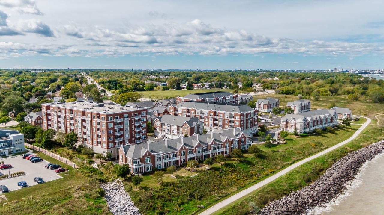 3872 S Lake Dr #207, Saint Francis, WI 53235