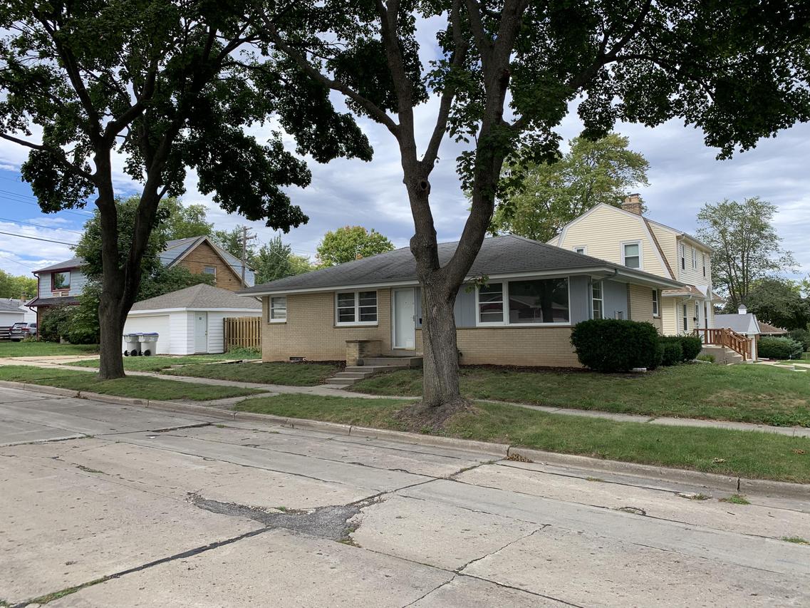 7800 W Arden Pl, Milwaukee, WI 53218