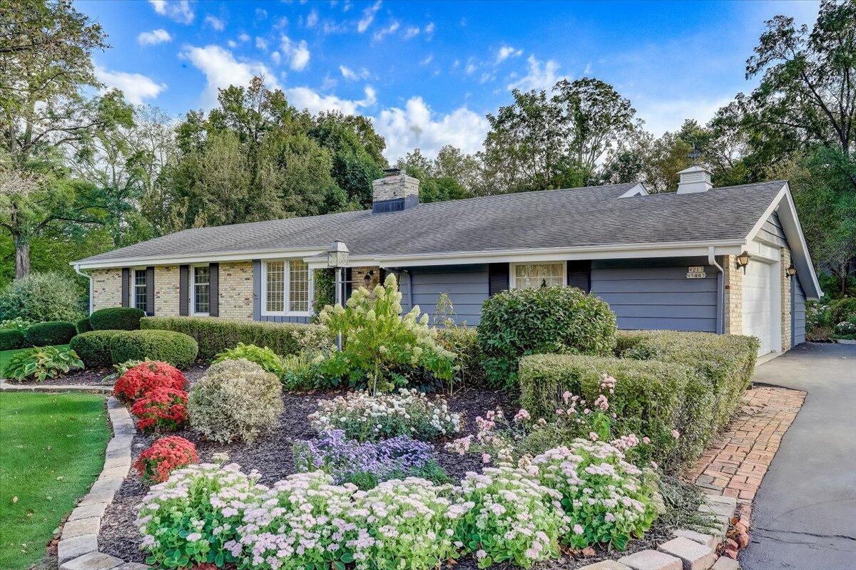 W213N5445 Kenmore Dr, Menomonee Falls, WI 53051