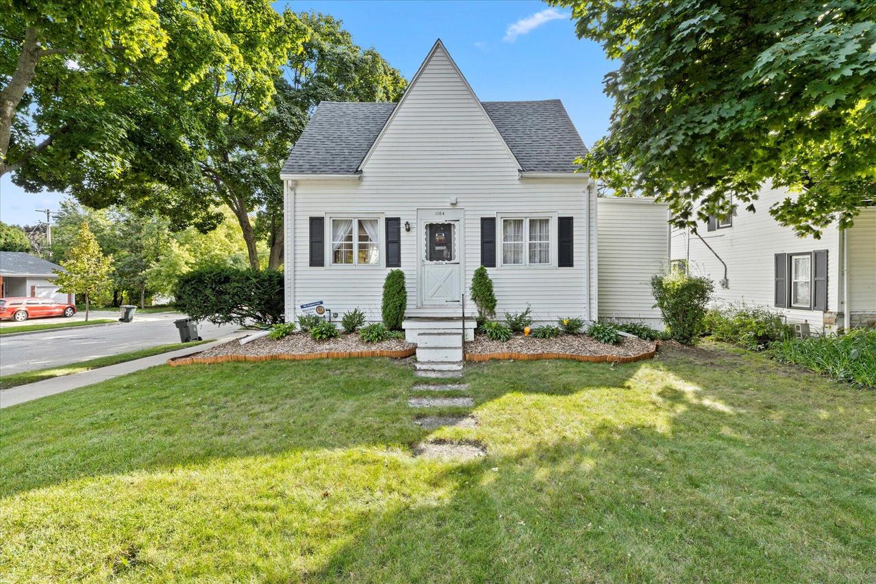 1104 S 123rd St., West Allis, WI 53214