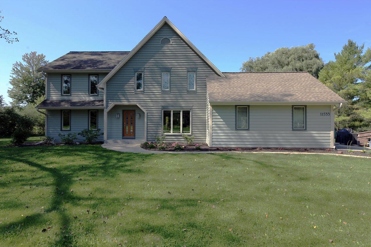 11533 N Glenwood Dr, Mequon, WI 53097