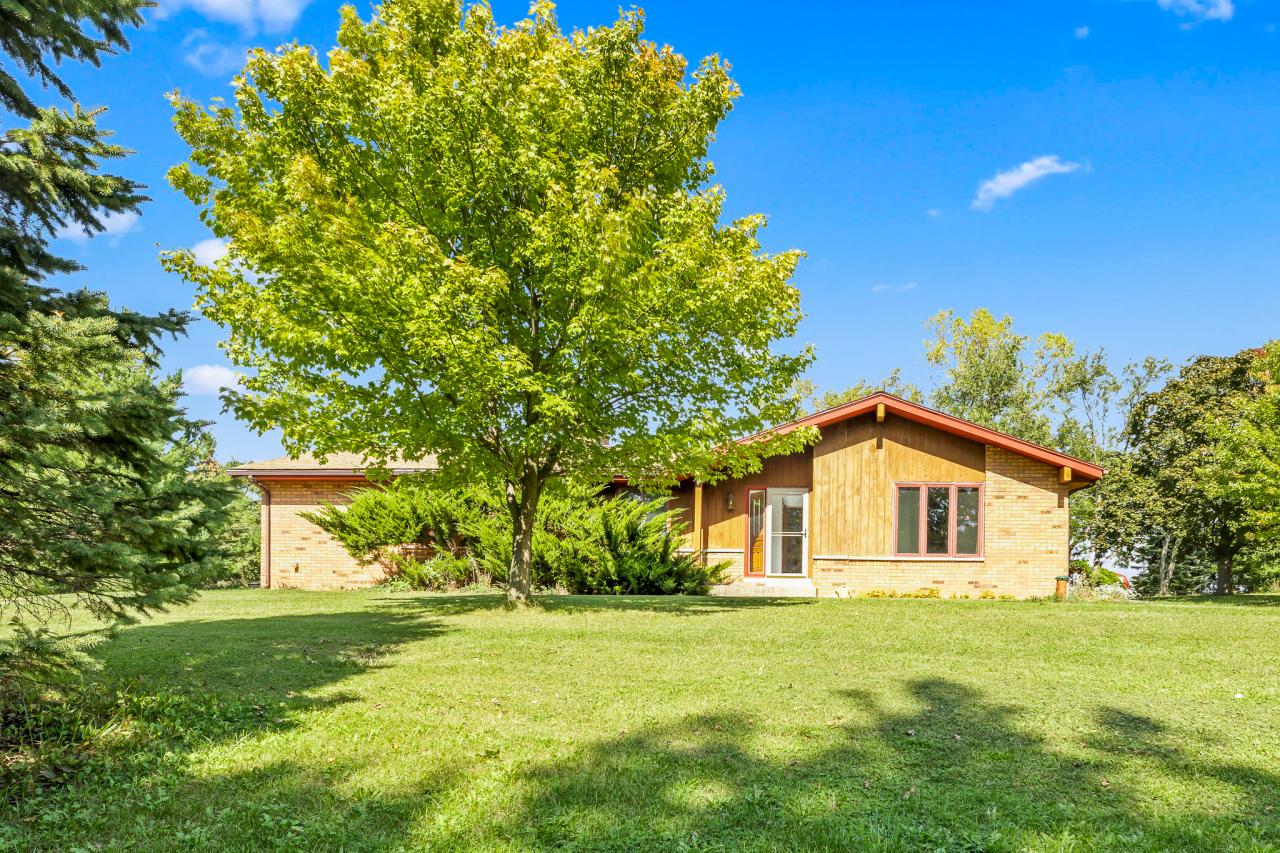 1329 Parry Ln, Delafield, WI 53029