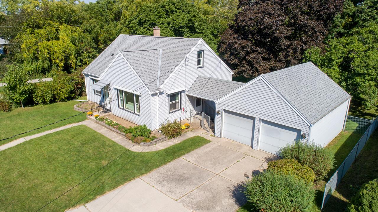 W168N9130 Falls Ave, Menomonee Falls, WI 53051