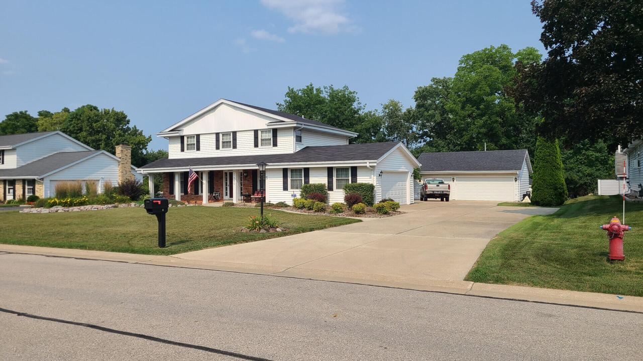 2460 S Graylog Ln, New Berlin, WI 53151