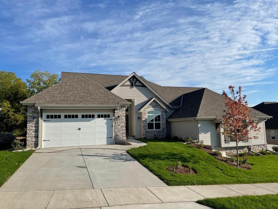3526 Hawthorn Hill, Waukesha, WI 53188