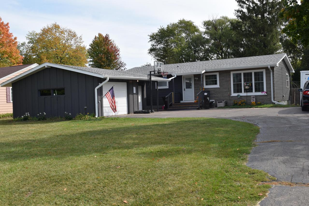 4033 N Green Bay Rd, Caledonia, WI 53404