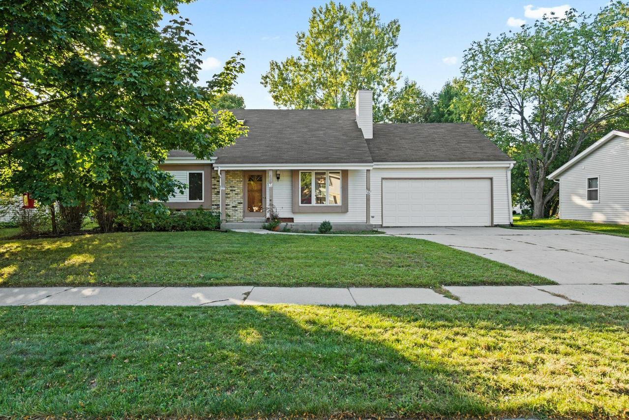 432 Sheridan Dr, West Bend, WI 53095