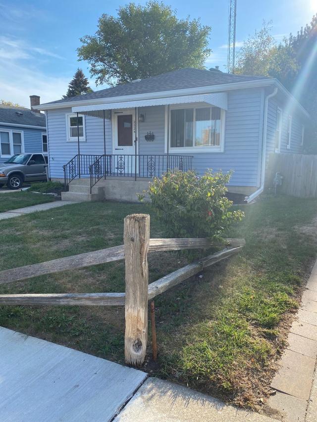 2524 W Crescent St, Racine, WI 53403