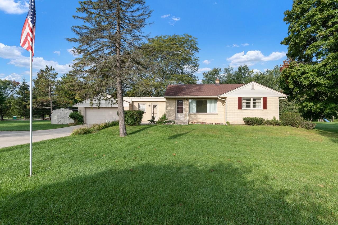 11513 N Country Ln, Mequon, WI 53092
