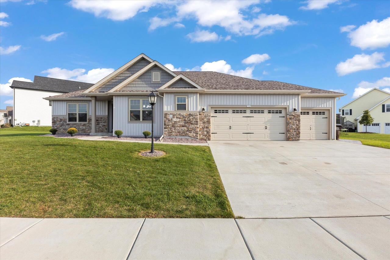 1363 Lakeridge Dr, Oconomowoc, WI 53066