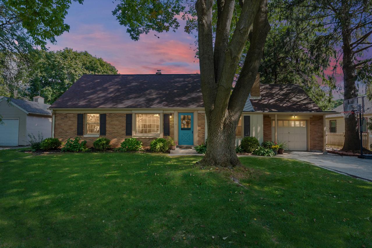 7614 N Seneca Rd, Fox Point, WI 53217