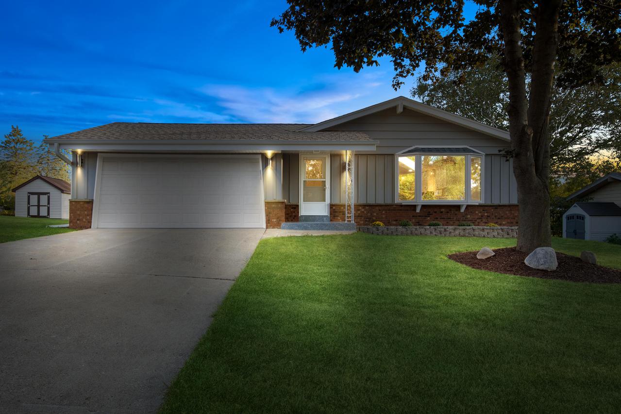 6019 W Beacon Hill, Franklin, WI 53132