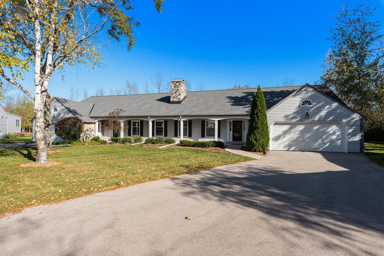 928 W Shaker Cir, Mequon, WI 53092