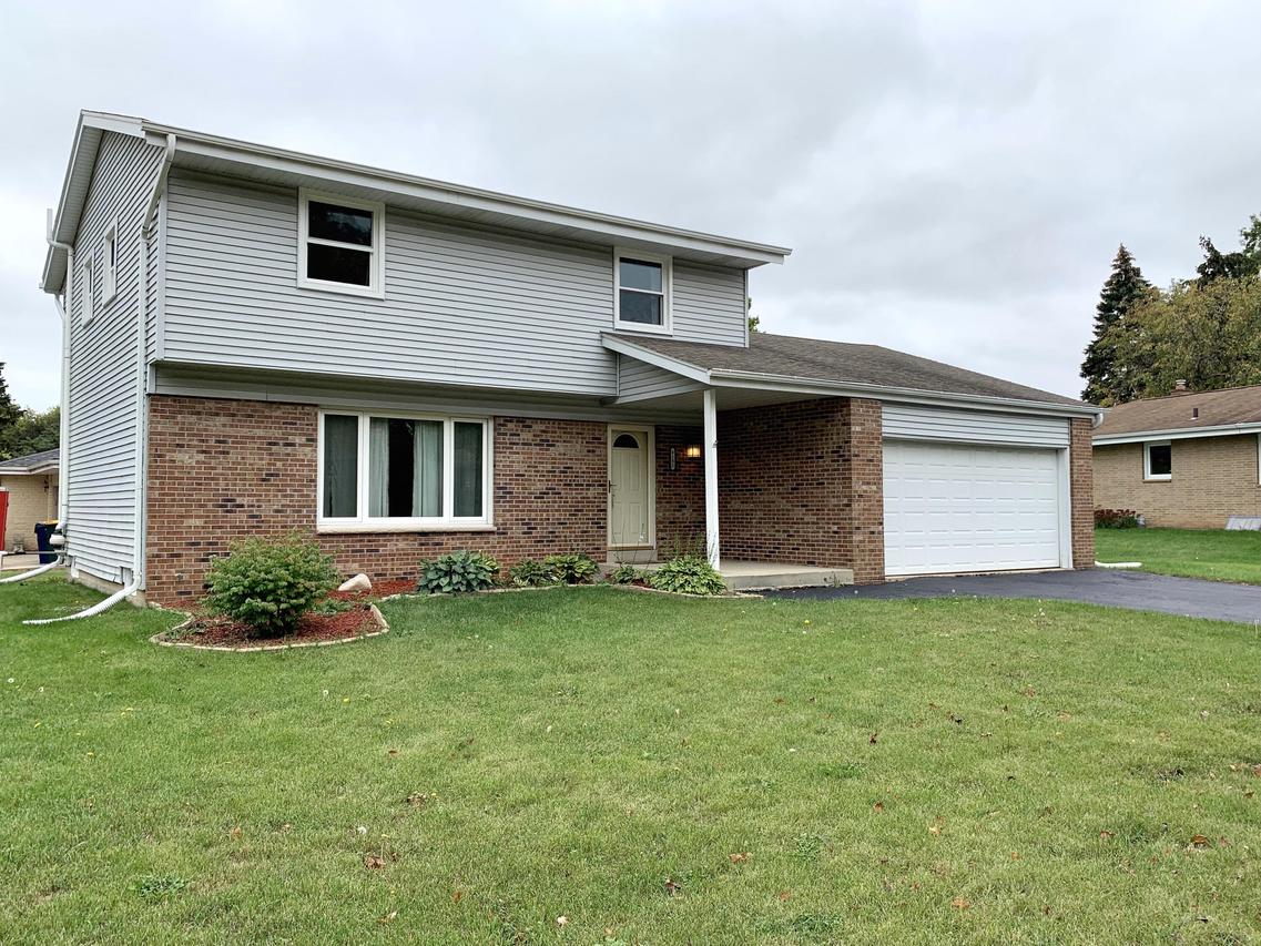 8102 S Mona Ct, Oak Creek, WI 53154