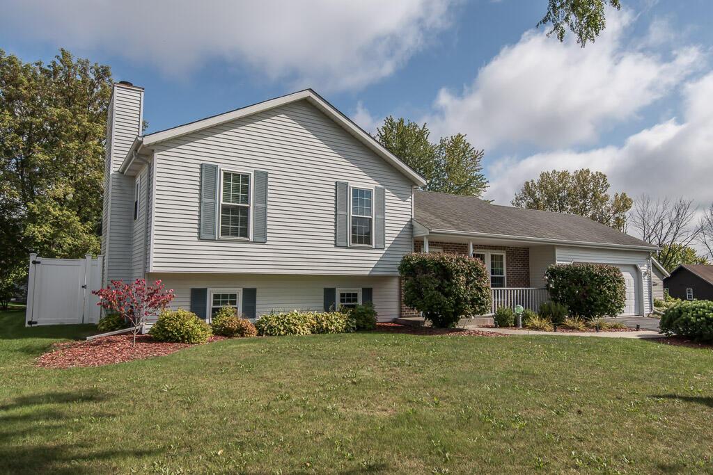 412 S Claremont Rd, Saukville, WI 53080