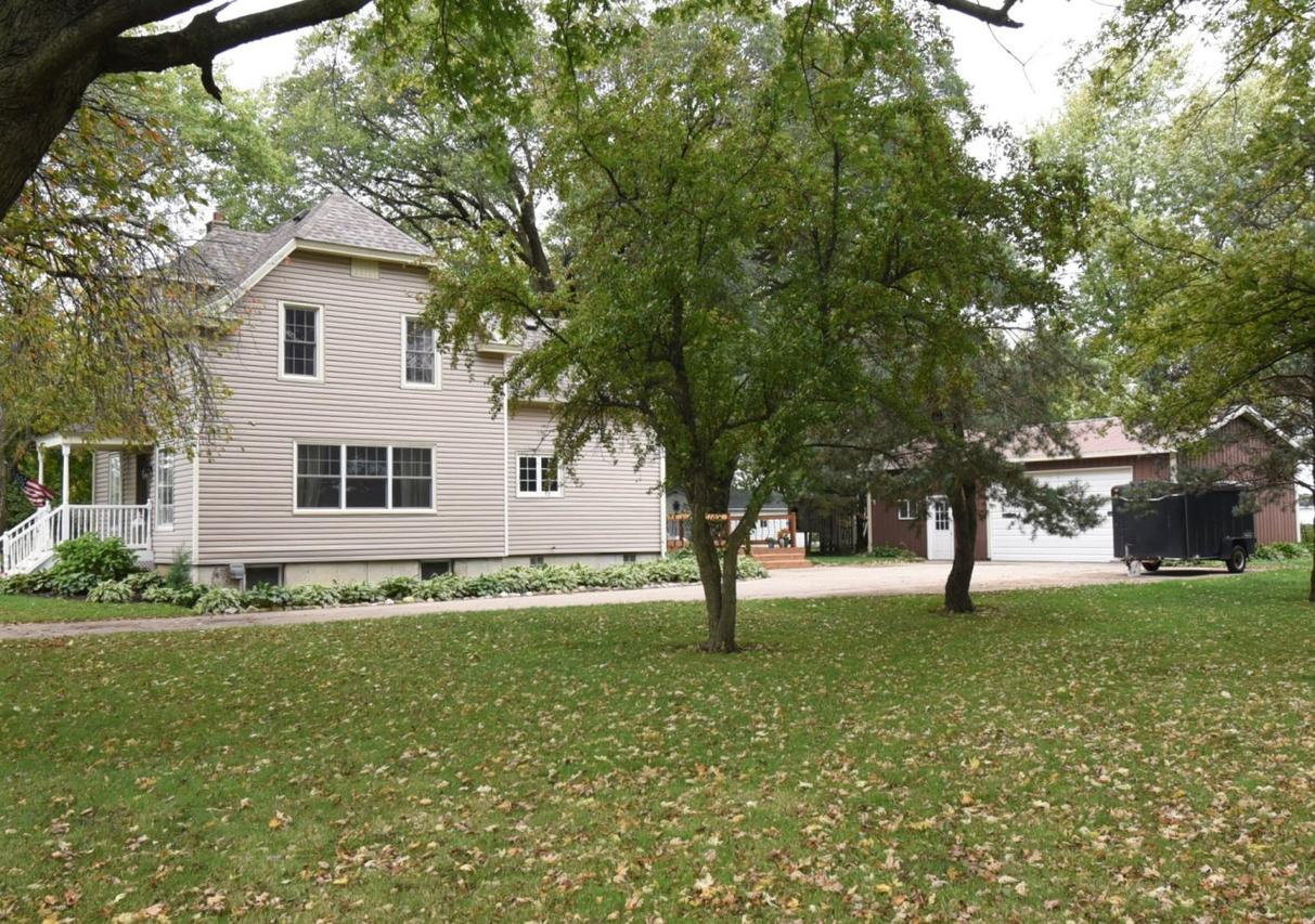 W6082 State Line Rd, Walworth, WI 53184