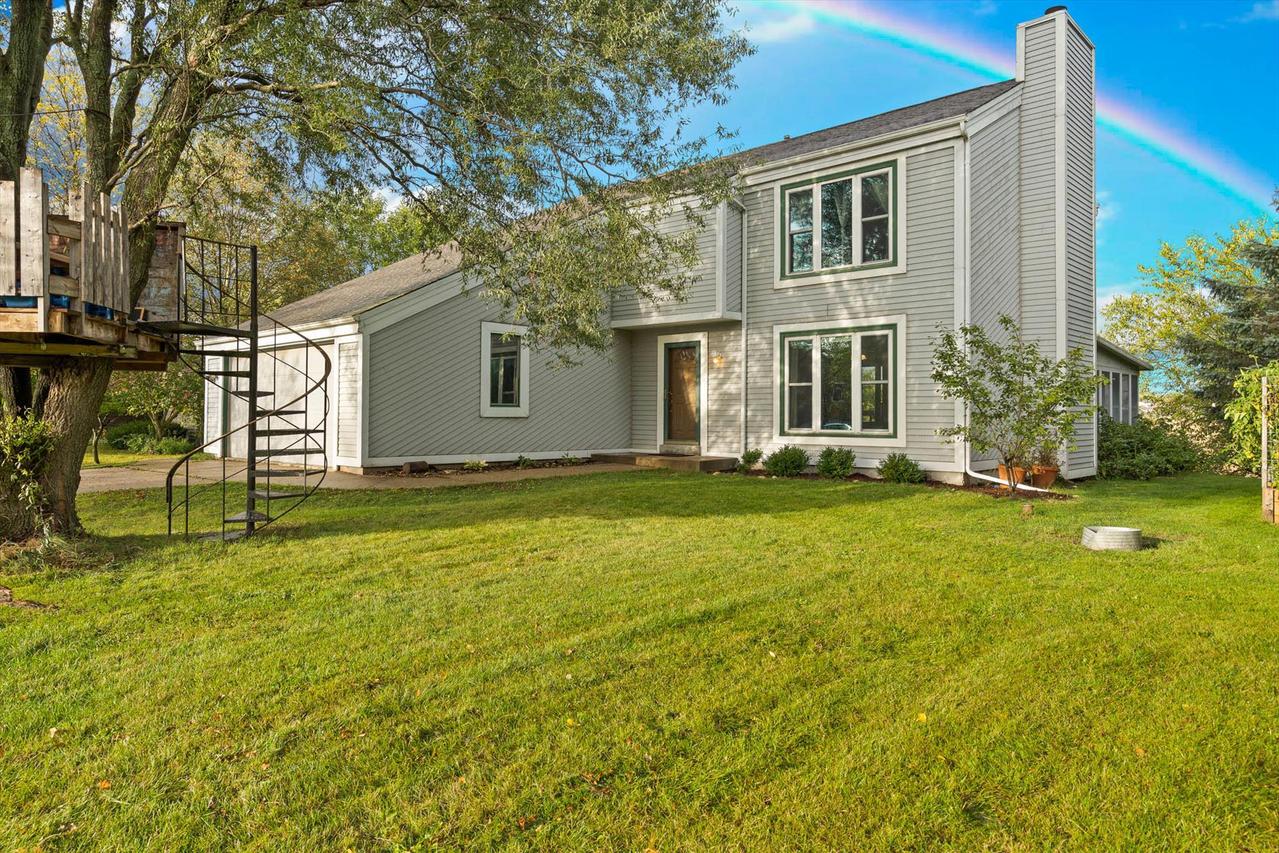 S20W27444 Fenway Dr, Waukesha, WI 53188