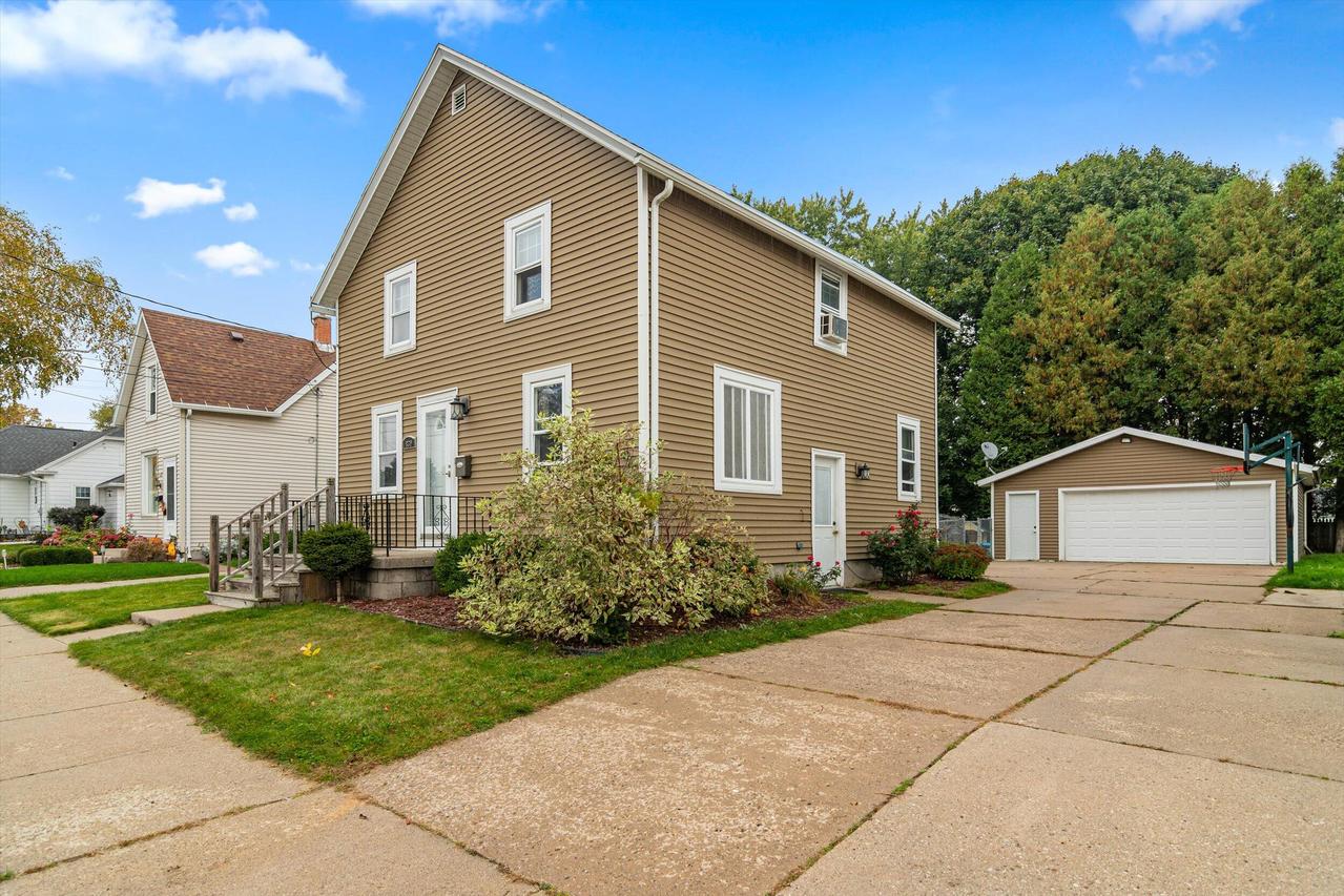 839 N 19th St, Manitowoc, WI 54220