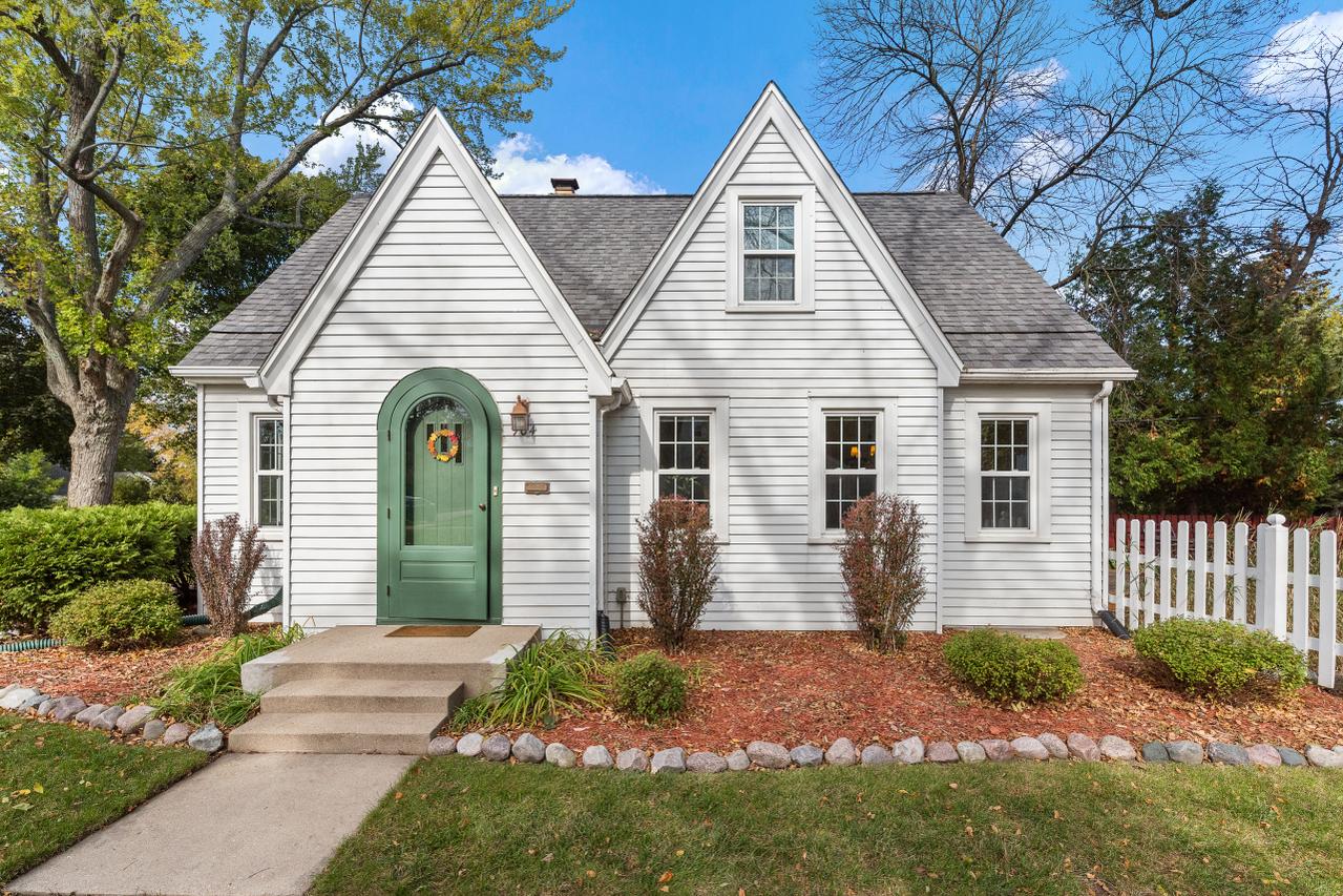 904 E Glendale Ave, Shorewood, WI 53211