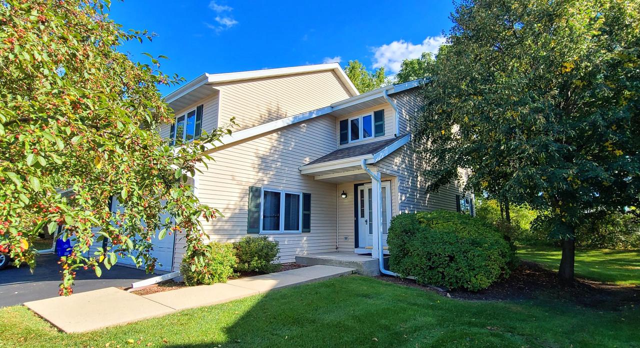 1049 Fleetfoot Dr, Waukesha, WI 53186