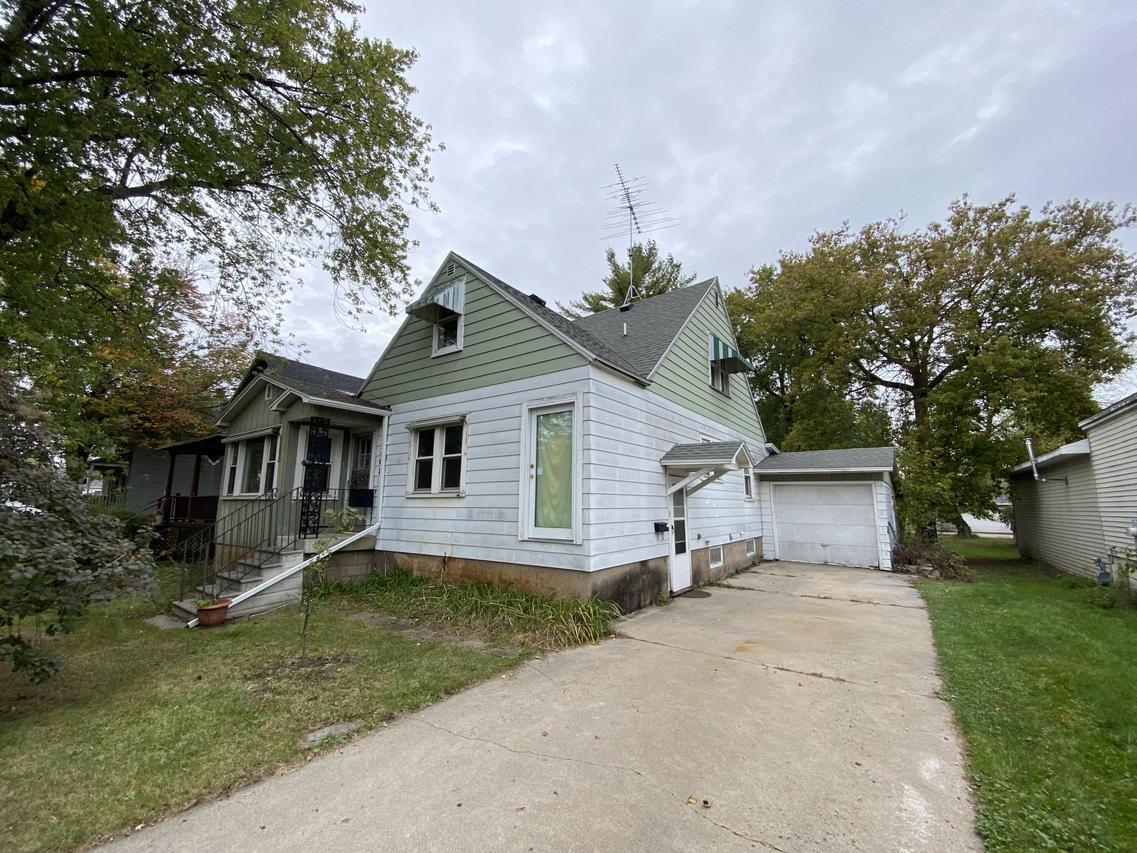 208 Main St., Marinette, WI 54143