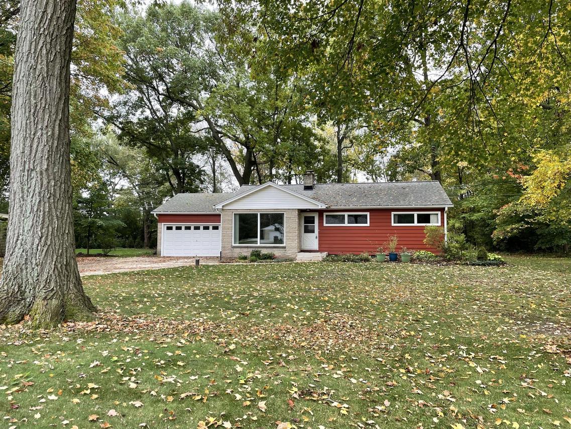 16001 W Mayflower Dr, New Berlin, WI 53151