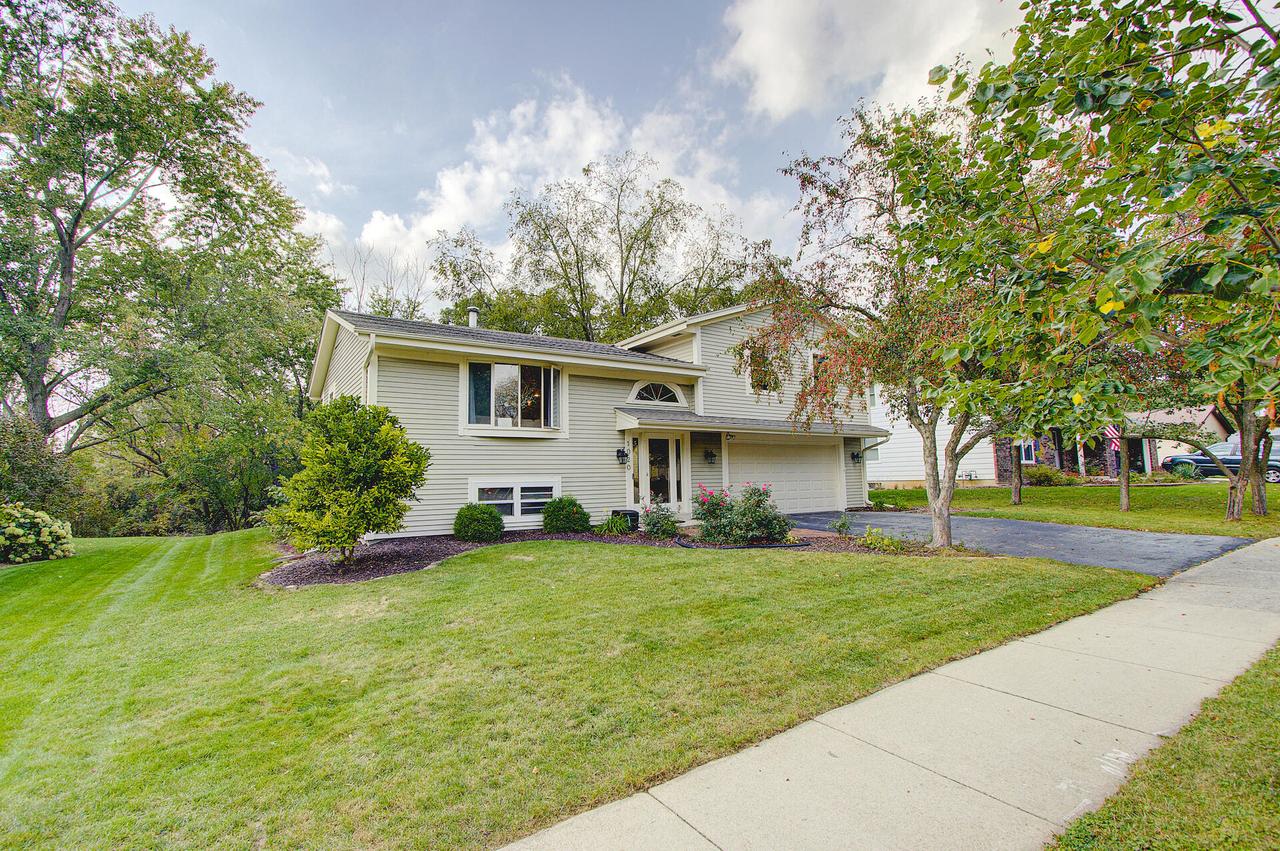 1020 Burrie Ln, Waukesha, WI 53188
