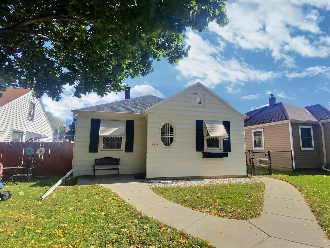 2436 S 61st St, West Allis, WI 53219